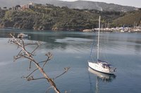 Unsere TOSCA vor Anker in der Bucht von Porto Azzurro