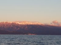 ... entlang der Ostküste Korsikas mit noch schneebedeckten Bergen....