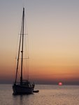 Seglerromantik pur... vor Anker im La Maddalena Archipel im September. Wenn bei Razzoli die rote Sonne im Meer versinkt....