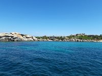 Diese kleine Ankerbucht, in die nur knapp 2 bis 3 Yachten wie unsere reinpassen, war unsere Entdeckung des Jahr auf der Insel Cavallo, die zu den Lavezzi Inseln (F) vor Korsika gehört.