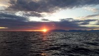 Wir segeln in den Sonnenuntergang und in die Nacht hinein. Wir wollten ursprünglich "nur" bis Pinalrellu im SO von Korsika kommen, aber Starktwind bis 7bft war für die kommenden Tage in der "Straße" gemeldet. So sind wir durchgesegelt bis Palau.