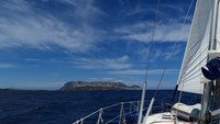Wir stechen in See Richtung Norden mit gereffter Genua. Sardinien ist und bleibt eine windige Insel :-)
