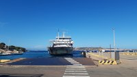 Die Fähre nach La Maddalena besteigen wir in Palau. Komisch ist das, denn wir kommen zum ersten Mal nicht mit dem eigenen Schiff nach La Maddalena.