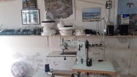 Hier in La Maddalena in der Segelwerkstatt werden alle unsere Segel diesen Winter geprüft und ggf. repariert.