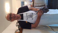Auch der Hausherr trägt 2022 eine Kochschürze zum Andenken an die TrüffelTour 2012!
