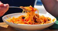 Dieses Mal gibt es Spaghettini alla pomerola con tonno & olive nere