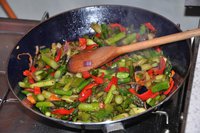 Frisches Gemüse mit grünem Spargel als Beilage zum Fisch