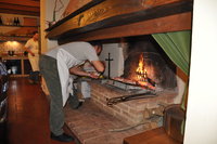 Feuer machen zum Grillen der Bistecca Fiorentina