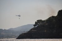 Der Wind hat den Waldbrand in Porto Azzurro immer wieder neu angefacht. Ein Lösch-Hubschrauber war aber im Einsatz.