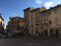 Die zentrale Piazza della Cisterna in San Gimignano. Herrlich leer im November.
