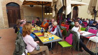 Kleine Mahlzeit am Mittag: draußen auf dem Kirchplatz vor Sant'Agostino