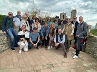 Die gesamte Trüffel-Truppe 2022 über den Türmen von San Gimignano auf der rocca