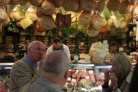 Wir probieren uns auf dem Markt in Flornez durch