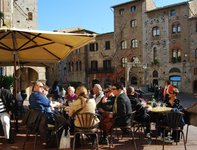 November-Siesta in San Gimignano im November auf der Piazza della Cisterna