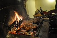 Über dem offenen Kaminfeuer grillen wir Bistecca alla Fiorentina