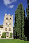 Burggarten und einer der zwei Türme von von Castello di Verrazzano.