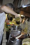 Bei der Zugabe von (Koch-)Wein und Olivenöl darf man nicht zimperlich sein.