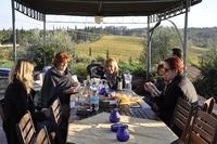 Willkommensaperitif unter der sonnenverwöhnten Pergola im herblichen November in der Villa Renaccio