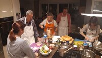 Kochvergnügen im Freundeskreis: hier schneidet Wolfgang den prosciutto toscano dop von Hand.