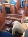 Auch unter den Bodenbrettern wird geputzt. Auch unter den Bodenbrettern wird geputzt.