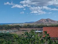 Landausflug - da zu viel maestrale - mit Blick auf den immer noch abgebrannten und trockenen Hausberg Monte Longu von La Caletta.