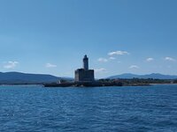 Wir überführen die TOSCA sofort nach unserer Ankunft auf Sardinien in unseren Heimathafen nach La Caletta/Posada. Vorbei am Leutturm "Isola della Bocca" vor Olbia.