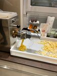 Übrigens bringen wir oft unsere große Nudelmaschine mit zu Küchenparties, denn mit pasta fresca wird der Zwischengang garantiert zu einem besonderen Leckerbissen.