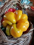 Dieses krumpelige Gemüse ist eine gelbe Paprika und hat ganz wunderbar gemundet. Dieses krumpelige Gemüse ist eine gelbe Paprika und hat ganz wunderbar gemundet.