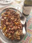 Wolfgang hat warmen Oktopus-Salat mit Bohnen und Kartoffeln zubereitet. Wolfgang hat warmen Oktopus-Salat mit Bohnen und Kartoffeln zubereitet.