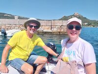 Auch Taxi-Schlauchboot fahren ist mal angesagt.