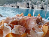 Sehr schön ist es auch hier: Cala Porto Giunco am Capo Cabonara an der SO Spitze Sardiniens.Ob mit oder ohne Schinken.