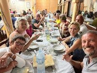 Hier waren wir zum Abschluß einer Segelwoche mal in einem Agriturismo zum Abendessen: typisch auch in Sardinien, denn gegessen wird, was auf den (langen) Tisch kommt!