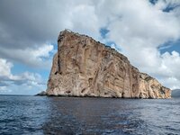 Geschafft! Wir sind rum um die NW Spitze und gehen hinter Capo Caccia wieder vor Anker.