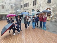 Die sonntäglich Ausflug ins Altstadt-Zentrum von San Gimignano hat uns Besuchern trotz Regen viel Spaß gemacht und uns nicht daran gehindert, ein Eis zu schlecken.