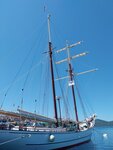 Der Großsegler "Sir Robert Baden Powell" in Porto Rotondo. Die Crew hat die Schiffbrüchigen der im Sturm gesunkenen BAYESIAN gerettet!