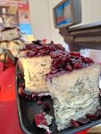 Nein, das ist keine Torte. Das ist Käse (auf dem Trüffelmarkt in San Miniato)