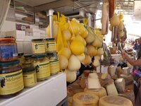 Zwischendrin "belohnen" wir uns immer mal mit einem Besuch auf dem lokalen Wochenmarkt - herrlich!