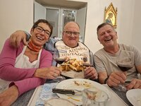 Luciano probiert unser Menü und scheint sehr zufrieden!