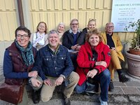 Gruppenbild vor den heiligen Produktionshallen der Ölmühle.