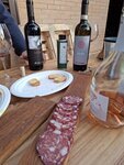 Typische Weinprobe mit Salami, Sekt, Wein und Olivenöl