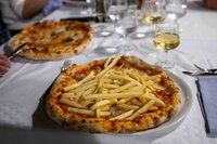 Der tollste Hit in bella Italia seit einiger Zeit : Pizza Pommes... wer's mag....