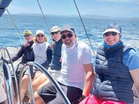 Tolle Stimmung an Bord, Temperaturen steigen, nur Wolfgang trägt noch Langarm